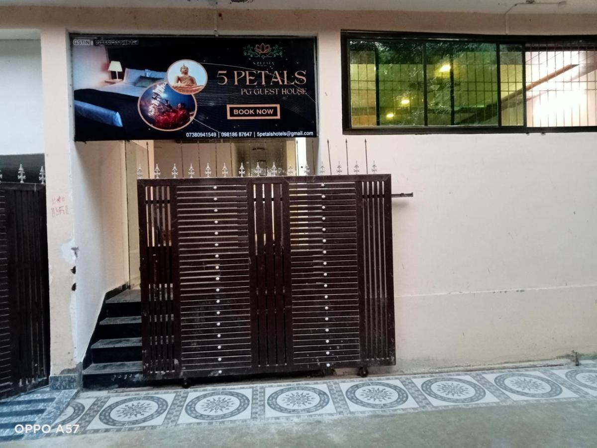 5 Petals Hotel Varanasi Bagian luar foto