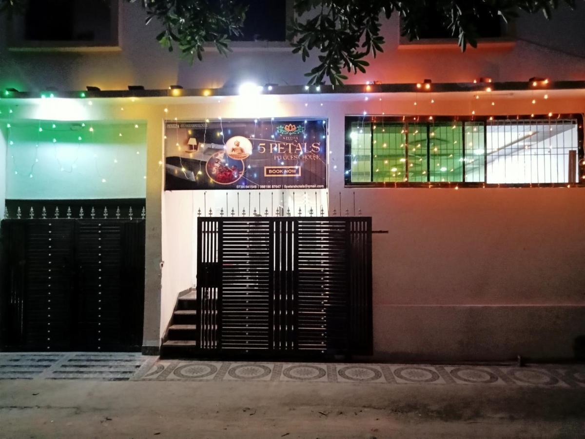 5 Petals Hotel Varanasi Bagian luar foto