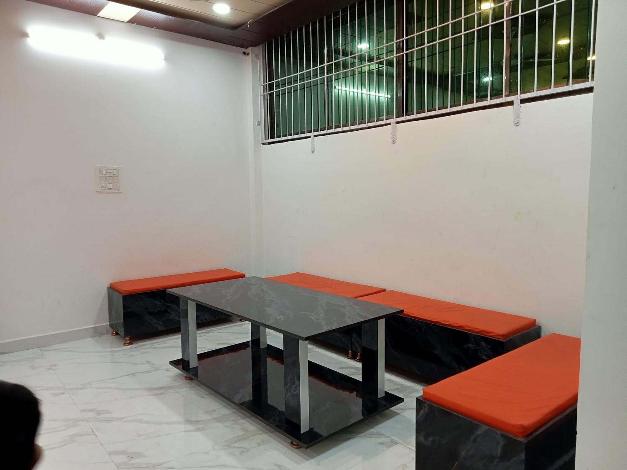 5 Petals Hotel Varanasi Bagian luar foto