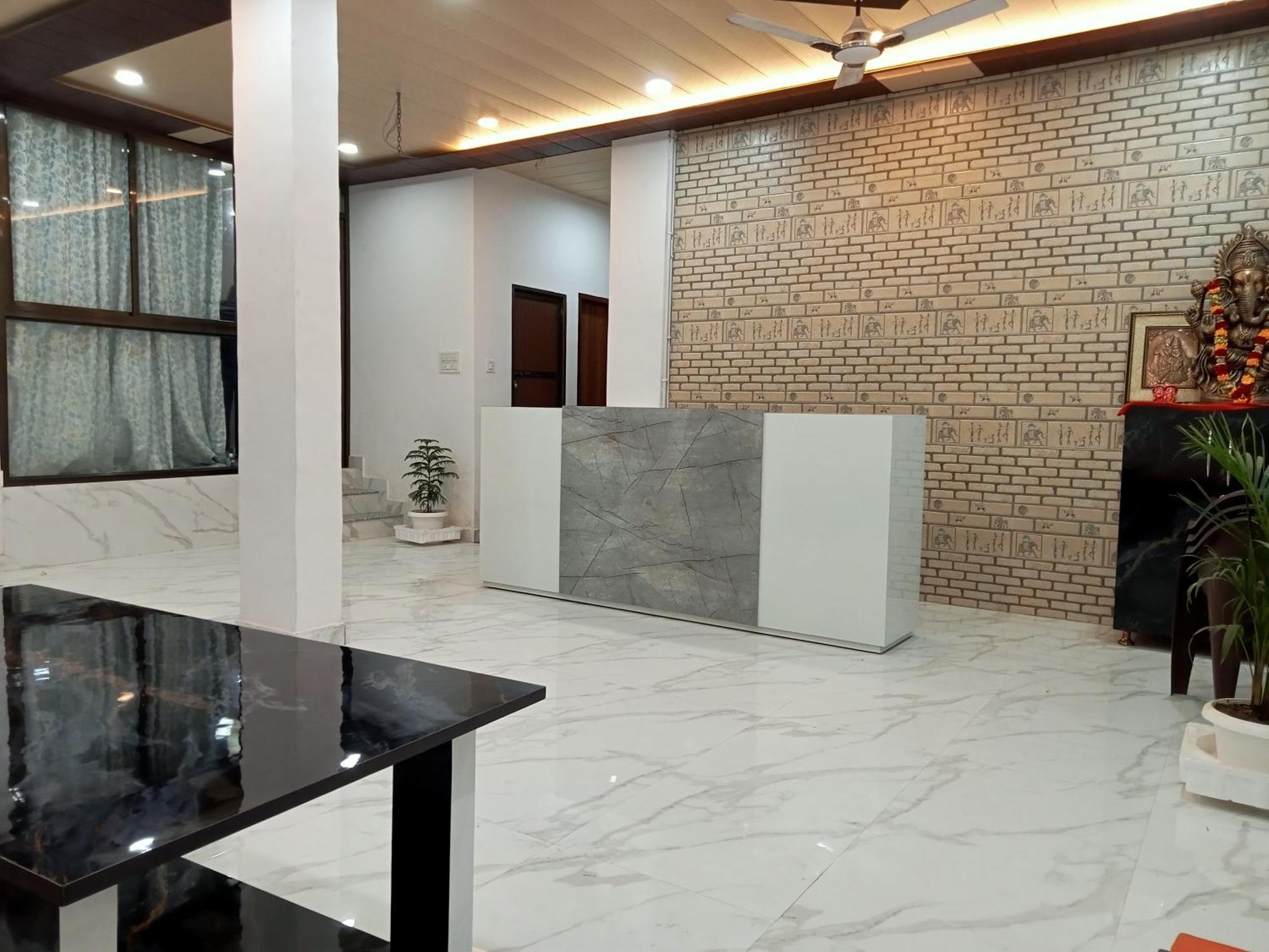 5 Petals Hotel Varanasi Bagian luar foto