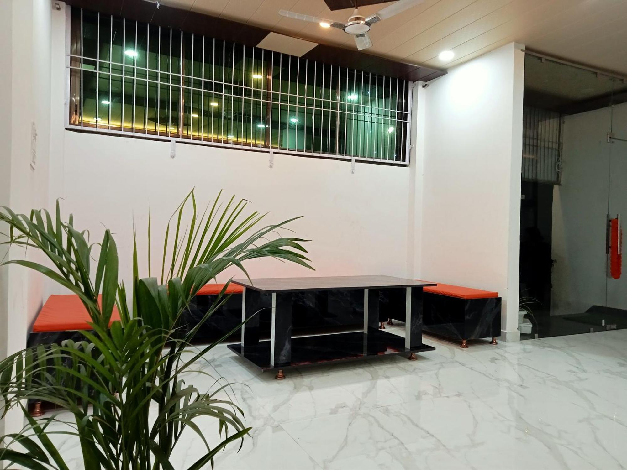 5 Petals Hotel Varanasi Bagian luar foto